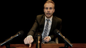 Att slå i bordet för att poängtera en viktig sak ägnar sig politiker ofta åt, jo, vi har också märkt att mikrofonerna inte är kopplade. Genom att slå i bordet poängterar politiker viktiga saker.