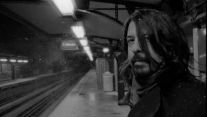 Dave Grohl juna-aseman laiturilla Chicagossa