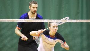 Anton Kaisti och Jenny Nyström spelar badminton.