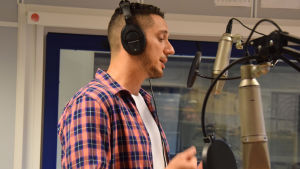 Öppna era hjärtan. Syrierna behöver er nu mera än någonsin. säger Omar Offendum som kommer att uppträda på festivalen MEFA som presenterar musik och film från Mellanöstern. Omar Offendum rappar för Syrien