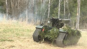 Det obemannade estniska markfordonet i full aktion. Ett fjärrstyrt obemannat militärfordon i aktion under en uppvisning i Estland.