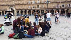 Opiskelijoita Plaza Mayorilla Salamancassa Opiskelijoita istuskelemassa Plaza Mayorilla Salamancassa