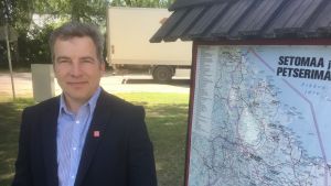 Utanför Setomaas kommunhus i byn Värska finns en karta över Setomaa och landskapet Petserimaa, som i dag ligger på den ryska sidan. Gränsen mellan länderna är formellt inte en gräns utan en kontrollinje eftersom Estland och Ryssland inte har ett rådande gränsavtal. På bilden kommundirektör Raul Kudre. Setomaas kommundirektör Raul Kudre står bredvid en karta över Setomaa i Estland och Petserimaa som i dag ligger i Ryssland.