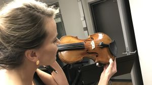 Radion sinfoniaorkesterin 2. konserttimestari Emma Vähälä tutkii Giovanni Battista Guadagninin v. 1746-47 rakentamaa viulua, jonka hän on saanut soitettavakseen LähiTapiolalta. 