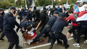 I månader har belarusierna protesterat mot landets president. Många demonstranter har fängslats och misshandlats. Belarus polis och OMON-specialpoliser river i studenter som marscherar med oppositionens flaggor för att visa sin solidaritet med politiska fångar i Minsk.