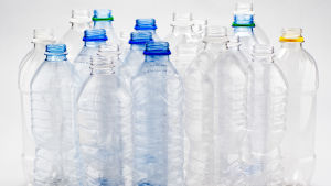 Innan år 2016 var det endast plastflaskor som gick att återvinna. Tomma plastflaskor på rad.