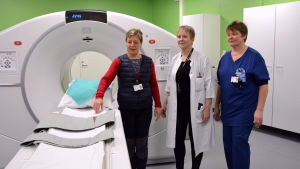 När PET-maskinen installerades i vintras visades den upp av Birgitta Ivars, Susanna Luukkonen och Gun Berg på Vasa centralsjukhus. Birgitta Ivars (diagnostikcentrets överskötare), Susanna Luukkonen (diagnostikcentrets direktör) och Gun Berg (avdelningsskötare på enheten för klinisk fysiologi och isotopmedicin.