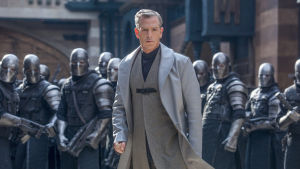 Matrix, Hunger Games eller Indiana Jones? Det är lite oklart från vilken inspelning Ben Mendelsohn lånat sin kappa.. Sheriffen av Nottingham poserar framför sin armé.