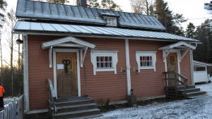 Furubo Daghem och förskola stänger nästa år. Furubo Daghem, ett rött gammalt trähus med nysnö runt omkring.