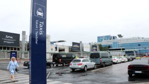 Under den livligaste tiden på dagen plockar taxina upp mellan 300-400 kunder per timme vid flygplatsen. Taxiköer på Helsingfors-Vanda flygplats.