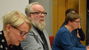 Kommunfullmäktige samlades före aftonskolan. Veijo Lücke, Anneli Pahta och Daniela Sundberg sitter vid ett bord.