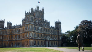 Hem ljuva hem. I verkligheten heter Downton Abbey Highclere Castle. Slottet Downton Abbey.