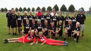 Gruppbild av Väst 4:as lag för pojkar födda 2003. På bilden syns alla spelare och lagledningen. Gruppbild av de båda lagen i Väst4