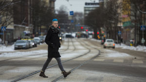 Kuisma Ilves kävelee tien yli Helsingin Sörnäisissä.