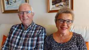 Ole Holm och Benita Nygård i oktober 2020. Ole Holm och Benita Nygård bredvid varandra i en soffa. Oktober 2020.