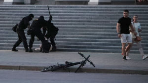 Den belarusiska polisens brutala angrepp mot demonstranter väckte ilska under hösten och vintern. Tre maskerade poliser misshandlar en liggande man.