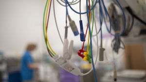 HUS försäkrar att patienterna är under ständig övervakning. Hoitaja ja ensiapulaitteiston johtoja Lastensairaalan ensiapuosastolla