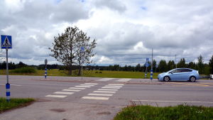 Cykeln ska väja. Cyklist på cykelbana får korsa vägen på cykelbanans fortsättning, men ska väja för bilar från höger och vänster. Bil vid korsning på landsväg.