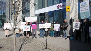 Den 16 april samlades ett dussin Dagöbor igen för att demonstrera mot den planerade vindkraftsparken. Ett dussin ester demonstrerar mot planer på att bygga en vindkraftspark utanför ön Dagö.