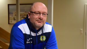 Henrik Lindroos har tidigare bland annat tränat BK:s damlag. (Arkivbild) Porträttbild på handbollstränare Henrik Lindroos.