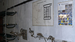 Klara kartor och instruktioner för vapenstativen ifall kommandoplatsen måste bemannas i hast. Frøy-linjens kommandobunker i Storfjord i Nordnorge har klara kartor och instruktioner ifall den måste bemannas i hast.