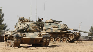 Turkiska stridsvagnar banade väg för syriska rebeller som i snabb takt drev IS tillbaka från gränsen. De angrep också kurdiska styrkor i norra Syrien. Den turkiska interventionen mot jihadister och kurder i norra Syrien kräver allt fler civila dödsoffer