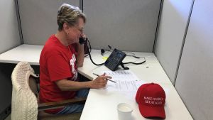Jeanette Botti har ringt samtal inför många val så hon blir inte uppgiven om ingen svarar när hon ringer. Jeanette Botti sitter och ringer samtal till väljare för att övertyga dem att rösta på Donald Trump.