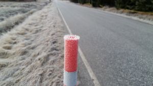 Varken snöröjning eller halka har varit något stort problem i år. Frostbeklätt plogmärke vid vägen.