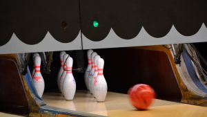 Fuktigt väder gör det svårt att skruva bowlingkast. Bowlingklot och bowlingkäglor