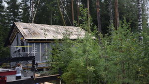 ... och sidu sidu, det passade som hand i handske eller taket på ett hus. Ett tak lyfts på ett elementhus. Nu är det på.