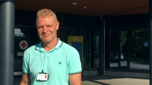 Peter Nieminen. Peter Nieminen är resultatområdeschef vid Vasa centralsjukhus. Här står han vid ingången till akuten.