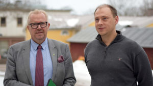 Raseborgs stadsdirektör Ragnar Lundqvist och stadsstyrelsens ordförande Anders Walls (SFP) tar nu itu med problemen som uppstått mellan stadens tjänstemän och de politiskt tillsatta förtroendemännen. Lundqvist och Walls berättade om problemen på onsdag morgon (13.3) i Yle Västnylands radiosändning. Längst ner i artikeln hittar du en länk till intervjun Ragnar Lundqvist och Anders Walls
