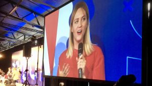 Ada Jonušė på scen under en paneldebatt på evenemanget #Switch 2018. Lettiska företagsledaren Ada Jonušė på scen under evenemanget #Switch 2018