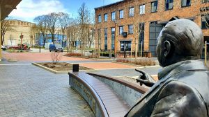 Framtidsvisionerna för företagen i Ülemiste City kanske inte är lika högtflygande som hittills. En staty i Ülemiste City i Tallinn där en man lyfter sitt finger i riktning mot några gamla byggnader längre bort.