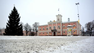 Arkivbild. Det är krossgrus från Mörskom som hjälper Lovisabor att klara sig undan ömma rumpor och brutna lårbenshalsar. Lovisa torg i vinterskrud med julgran,