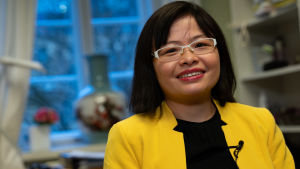 Julie Chen säger att hon håller sina uppgifter isär, som professor i kinesiska studier, och som direktör för institutet. Alla ämnen kan inte diskuteras vid Konfuciusinstitutet, säger hon. Julie Chen, skrattar, bakåtlutad i granngul kavaj, mörk pagefrisyr, i arbetsrummet
