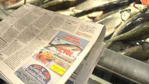 Borgå fiskhus har många kunder som läser Östnyland. Erbjudande annons av Borgå fiskhus framför disken
