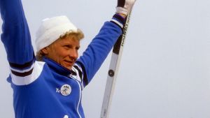 Marja-Liisa Kirvesniemi (f. Hämäläinen) tar tre guld och fyra brons i OS, och ytterligare tre guld och fem silver i VM under den enastående karriären. Marja-Liisa Kirvesniemi (Hämäläinen) i Sarajevo 1984.