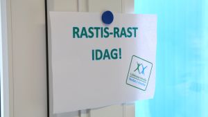Alla elever inbjuds att delta i Rastis-passen, som ordnas varannan vecka. En lapp på väggen med texten "Rastis-rast i dag!".