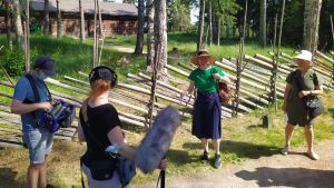 Elokuun Pyhiinvaelluskirkossa kuljetaan merellisessä ja metsäisessä maisemassa. Kuvassa Matti Littunen ja Anna-Kaisa Kemppi äänittämässä sekä pyhiinvaeltajat, muusikko Tuuli Malve ja kanttori Teija Tuukkanen. Seurasaaren Pyhiinvaelluskirkon vaeltajia ja äänittäjiä.