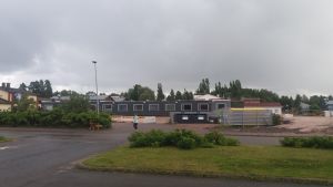 Gräsplanen vid idrottsplanen krymper då barackerna blir fler. Bild av baracker för skolelever i Aleksis KIven koulu i Sjundeå.