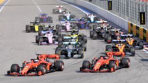 Vettel passerade Leclerc direkt efter starten. Sebastian Vettel kör förbi Charles Leclerc i starten i Rysslands grand prix.
