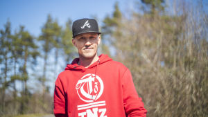 Jarkko tycker att låginkomstagare borde beskattas ännu lättare. Person vid Hinderparken i Vanda.