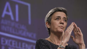 Margrethe Vestager betonar att det till exempel inte lämpar sig med massövervakning i våra demokratiska samhällen. Porträtt på Margrethe Vestager i samband med att AI-planerna presenterades.