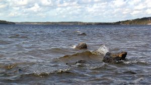 De flesta olyckorna har skett i närheten av sjön Pyhäjärvi. Våg slår över strandsten i Pyhäjärvi.