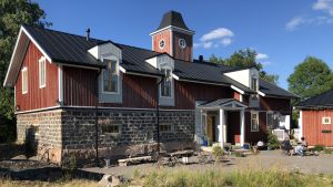 Hotel Nestor i Korpo får kanske solpaneler i sommar. Hotel Nestor i Korpo med röd fasad, vita knutar och sitt höga torn mitt uppe på taket.