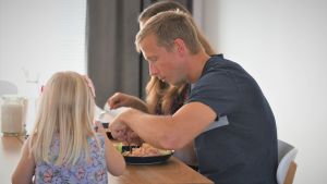 Jac Karlsson hemma vid matbordet med dotter Majken och fru Malin. Jac Karlsson vid matbordet med dotter Majken och fru Malin.