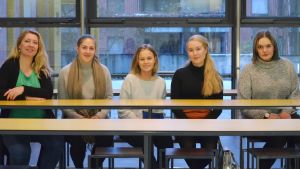 Från höger Elvira Törnqvist-Raikaa, Cara Feodoroff, Anna Betlehem, Adriana Knispel och Ida Flemmich. Elvira Törnqvist-Raikaa, Cara Feodoroff, Anna Betlehem, Adriana Knispel och Ida Flemmich.