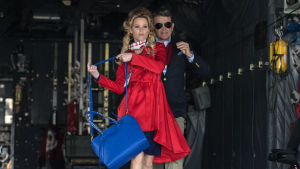 Nej, de här är inte de skumma typerna, Gail (Elizabeth Banks) och John (John Michael Higgins) försöker göra en dokumentär om The Bellas. Gail (Elizabeth Banks) går ut från ett flygplan, tätt bakom henne kommer John (John Michael Higgins).