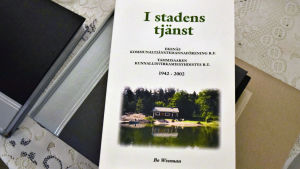 Bo Wessman har skrivit en historik om Ekenäs kommunaltjänstemannaförening. Boken pryds av en bild från en stuga på Tovö i Ekenäs skärgård som föreningen hittills fått disponera. Historiken I stadens tjänst skriven av Bo Wessman.
